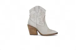Bota texana color tostado, confeccionada en napa con interior de cuero y plantilla anatómica, con cierre interior y taco foliado de 6 cm.