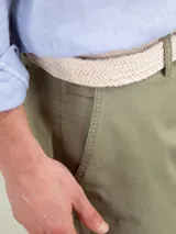 Bermuda de hombre color azul marino, marca El Ganso, de tejido 77% algodón, 20% algodón reciclado y 3% elastán. Corte Regular Fit. Tiene dos bolsillos laterales y bolsillos traseros con cintas insertadas. Tinte pigmentario consiguiendo un color desgastado.