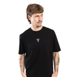 Remera negra de corte regular con logo pequeño en el pecho.