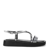 Sandalias plateadas con tiras finas cruzadas y plataforma baja color negro.