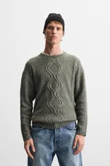Sweater verde oliva de punto con cuello redondo y diseño de trenzas en el centro.