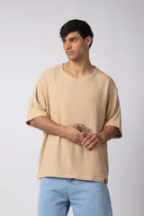 Remera negra de tejido tipo lino, corte holgado y cuello redondo. Sin estampas ni bordados.