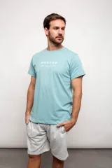 Remera verde agua con cuello redondo y estampado con texto en el pecho.