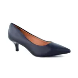 Zapato de vestir negro de cuero sintético, con punta fina y tacón kitten heel.
