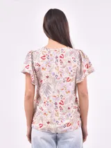 Blusa estampada con cuello en V y mangas cortas con volados.