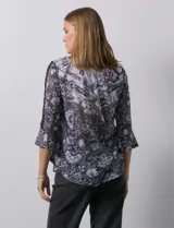 Blusa de modal estampado con calado floral, marca Ruby Rd. Manga ¾ con aplique en crochet y terminación amplia.