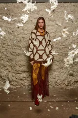 Sweater de lana tejido a mano con diseño geométrico en color crema y marrón.