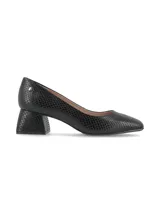 Zapato de cuero negro con estampado reptil, punta cuadrada y tacón intermedio forrado.