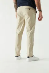 Pantalón chino clásico color ladrillo, de corte slim, con presillas para cinturón.