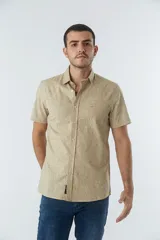 Camisa de hombre de algodón color beige con estampado de hojas, corte slim, manga corta, cartera abotonada y logo bordado.