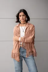 Pantalón de jean celeste con lavado gastado y tachas plateadas en los bolsillos delanteros.