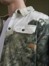 Camisa de franela escocesa con cuello, cierre frontal con botones, dos bolsillos con solapa abotonada en el pecho y corte recto.