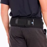 Riñonera unisex negra marca Merrell, modelo Yukon Trail Belt, ideal para trail running. Tiene capacidad de 2 litros, ajuste elástico y cuatro bolsillos exteriores con cierre.