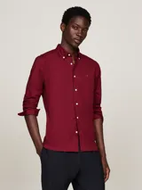 Camisa de manga larga color rojo con cuello abotonado y logo de Tommy Hilfiger bordado en el pecho.