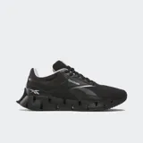 Championes Reebok Zig Dynamica Str negros con detalles en gris y blanco. Capellada de malla con refuerzos de TPU, entresuela FuelFoam y suela de goma.