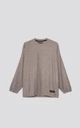 Sweater beige de corte holgado, cuello redondo y mangas largas con puños elásticos.