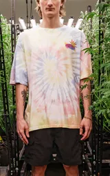 Remera unisex de corte oversize con hombros caídos, cuello redondo y estampado tie-dye en tonos pastel.