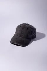 Gorra de gabardina color gris oscuro con efecto lavado, visera curva y bordado VCP al costado.