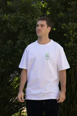 Remera blanca de algodón con cuello redondo y mangas cortas. Estampado en la espalda con un jarrón con flores y la palabra 'tuya'.