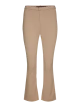 Pantalón acampanado color beige, con cierre de cremallera y corchetes, trabillas para cinturón y cintura media.