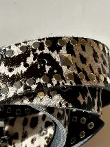 Cinturón de cuero con diseño de tachas redondas y cuadradas, ideal para aportar un toque rockero a cualquier outfit.