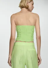 Top color verde lima, sin mangas, con escote recto y detalle de frunces en el centro.