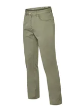 Pantalón de gabardina color verde oliva, corte recto, con bolsillos laterales y traseros.