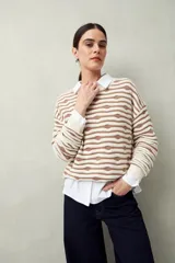 Sweater de punto color beige con rayas horizontales marrones en relieve, cuello redondo y mangas largas.