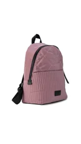 Mochila de tela color blanco con diseño capitoneado en la parte superior y textura tipo telar en la parte inferior. Tiene correas negras ajustables, asa superior y bolsillo frontal amplio. Incluye compartimento interno para iPad.