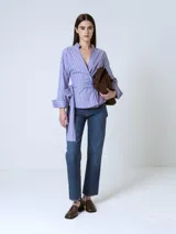 Pantalón de jean azul oscuro, de corte recto y tiro alto.