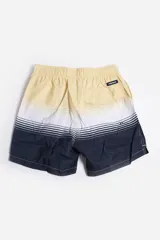 Short de baño con estampado color durazno y diseño gráfico, dotado de bolsillos y tela ligera de rápido secado.