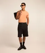 Remera slim de manga corta color salmón, de punto medio, sin estampado y cuello redondo.