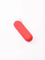 Paraguas plegable color negro con estuche impermeable.