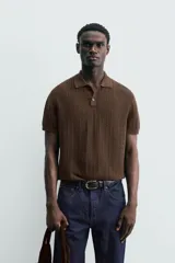 Polo gris de punto con textura, corte regular fit, cuello solapa y cierre frontal con botones.