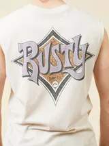Musculosa color crema con logo Rusty estampado en el pecho.