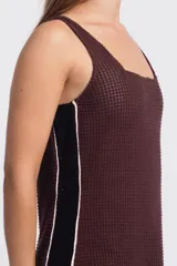 Vestido corto de tejido de punto marrón oscuro, con escote cuadrado y tirantes anchos.