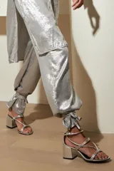 Pantalón de seda metalizada color bronce, con ajuste en puño tobillo y elástico en cintura.