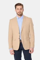 Saco azul de lino, corte clásico, con solapa de muesca, cierre de dos botones, bolsillo en el pecho y bolsillos laterales con solapa.