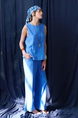 Pantalón de lino color azul con bolsillos laterales y traseros.