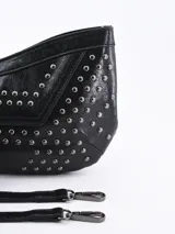 Cartera de mano negra con apliques de tachas plateadas.