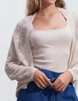 Cárdigan tejido color beige, marca Joseph A, de mangas largas y calado con motivos florales.