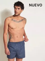 Bóxer de algodón con cintura elastizada y estampado de círculos concéntricos azules sobre fondo azul.