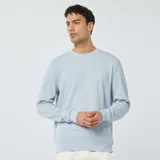 Sweater celeste de punto piqué con cuello redondo y mangas largas.