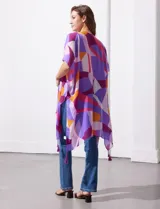 Kimono tejido con estampado geométrico en tonos verde, amarillo y marrón. Tiene mangas amplias estilo japonés y terminación de ruedo con borlas.