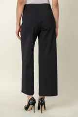 Pantalón italiano de algodón y elastano, con corte recto y bolsillos laterales.