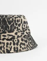 Piluso de denim con estampado animal print en tonos beige y negro.