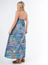 Vestido largo de algodón con estampado geométrico multicolor, corte cuadrado, elástico en la espalda y tirantes finos. Incluye aplique de flor desmontable.