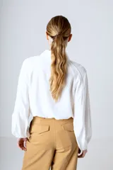 Camisa blanca de lino y lyocell, de corte clásico, manga larga con puños abullonados y cuello camisero.