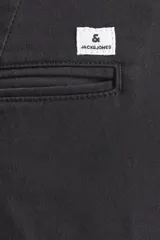 Pantalón chino negro con cierre de cremallera.