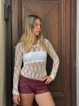 Short de cuero sintético color borgoña, de tiro alto y corte ajustado.